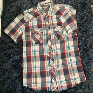 Men’s BKE short sleeved plaid shirt with pearlescent snaps.